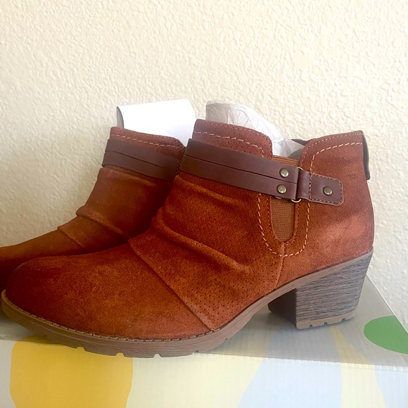 Sz 10 M Earth Origins Odele Suede Booties in Tobacco, new in box - Picture 3 of 11